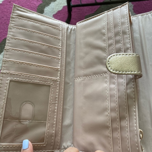 Rose Gold Metallic Women’s Wallet. 2 Interior Pockets. Clasp Closure.. - Picture 13 of 14